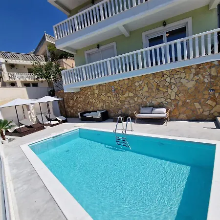 Emi Villa Newly Renovated Villa 20 People 度假居 塞莱纳