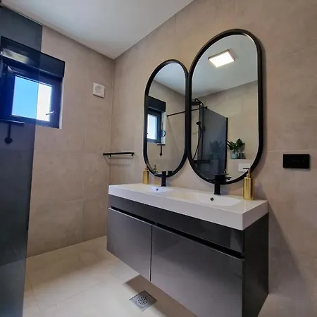 Emi Villa Newly Renovated Villa 20 People 度假居 塞莱纳