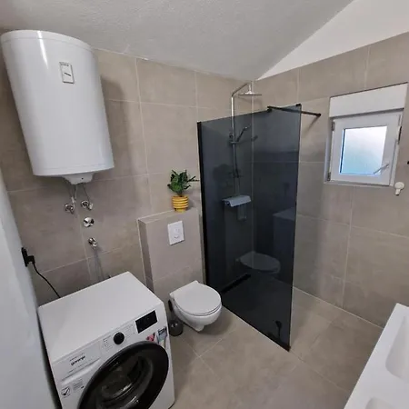 Emi Villa Newly Renovated Villa 20 People 塞莱纳